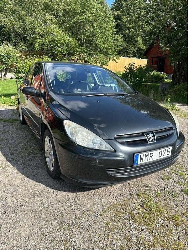 Svart Begagnad 2005 Peugeot 307 Halvkombi | 20 000 kr (Marknadspris) - Bild 1/4