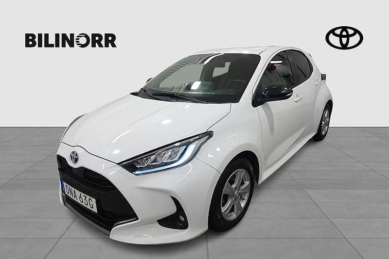 Vit Begagnad 2021 Toyota Yaris Hybrid Style Halvkombi | 209 900 kr (Marknadspris) - Bild 1/4