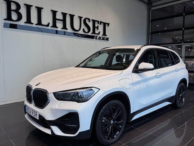 Vit Begagnad 2021 BMW X1 Sport Line SUV | 339 900 kr (Marknadspris) - Bild 1/4