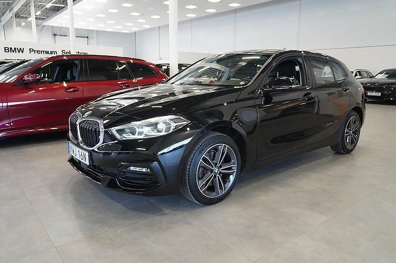 Begagnad BMW 118 Sport Line 136 HK (100 kW) 2023 Svart Halvkombi