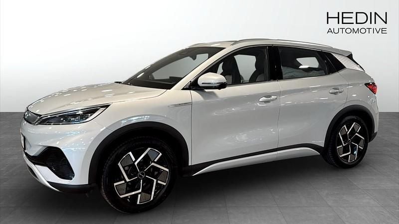 Vit (grey) Begagnad 2023 BYD Atto 3 Design SUV | 279 900 kr (Marknadspris) - Bild 1/4