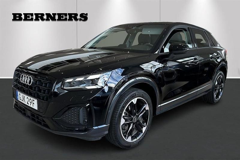 Svart Begagnad 2023 Audi Q2 Sport SUV | 249 900 kr (Marknadspris) - Bild 1/4