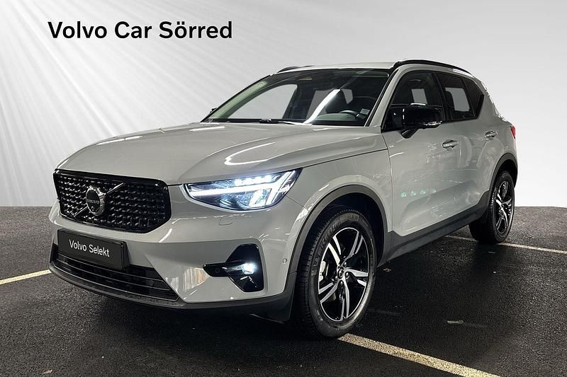 Grå Begagnad 2025 Volvo XC40 SUV | 389 900 kr (Marknadspris) - Bild 1/3