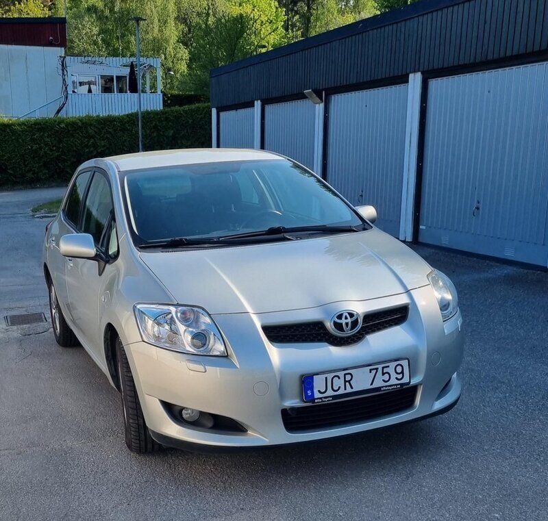 Silver Begagnad 2008 Toyota Auris Halvkombi | 45 000 kr (Marknadspris) - Bild 1/4