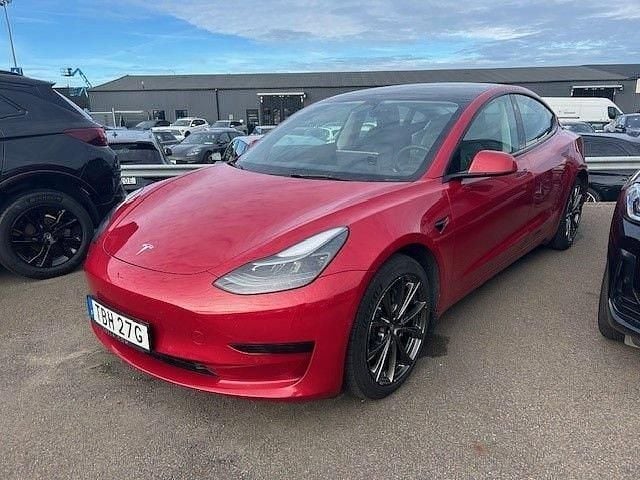 Röd Begagnad 2022 Tesla Model 3 Standard Range Sedan | 273 400 kr (Marknadspris) - Bild 1/4