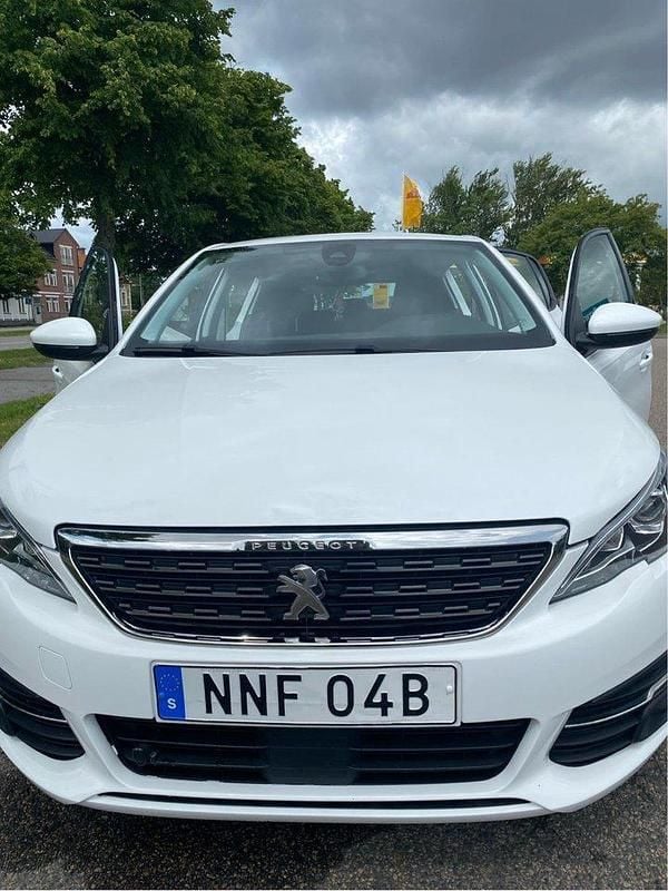 Vit Begagnad 2019 Peugeot 308 Halvkombi | 153 900 kr (Bra pris) - Bild 1/4