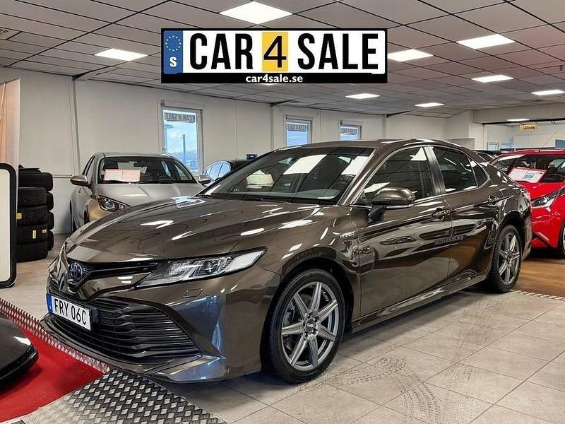 Mörkbrun Begagnad 2020 Toyota Camry Sedan | 269 900 kr (Marknadspris) - Bild 1/4