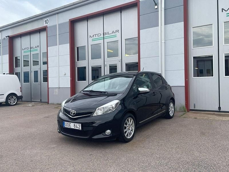 Svart Begagnad 2013 Toyota Yaris Trend Halvkombi | 69 900 kr (Marknadspris) - Bild 1/4