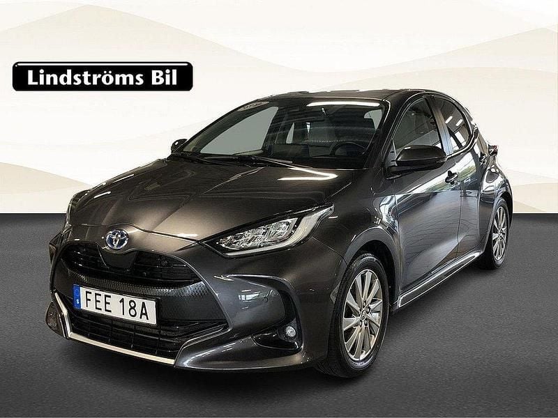 Mörkgrå Begagnad 2022 Toyota Yaris Hybrid Edition Halvkombi | 239 000 kr (Lite dyr) - Bild 1/3