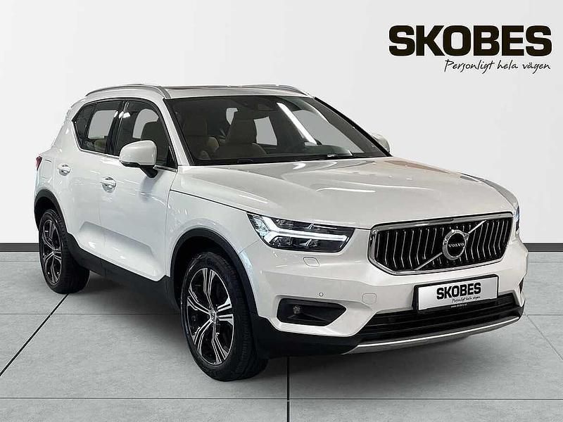 Vit Begagnad 2020 Volvo XC40 Inscription SUV | 314 500 kr (Marknadspris) - Bild 1/4