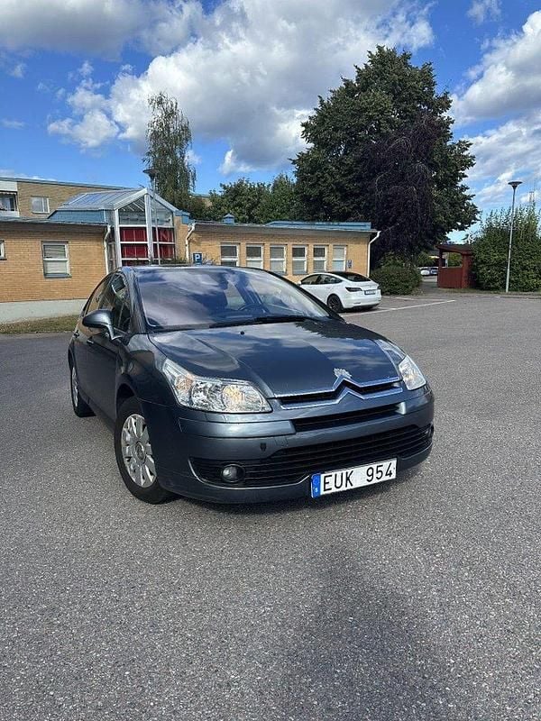 Grå Begagnad 2008 Citroën C4 Halvkombi | 42 000 kr (Bra pris) - Bild 1/4