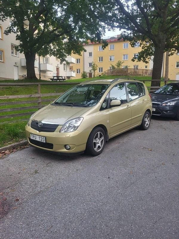 Gul Begagnad 2002 Toyota Corolla Verso Minibuss | 60 000 kr - Bild 1/4