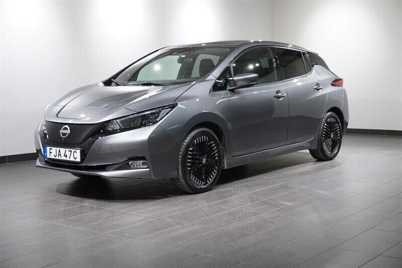 Grå/silver Begagnad 2023 Nissan Leaf Acenta Halvkombi | 198 800 kr (Marknadspris) - Bild 1/4