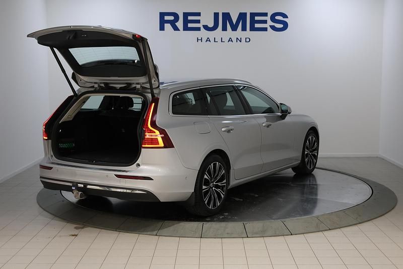 Begagnad Volvo V60 Core 253 HK (186 kW) 2022 Silver Kombi