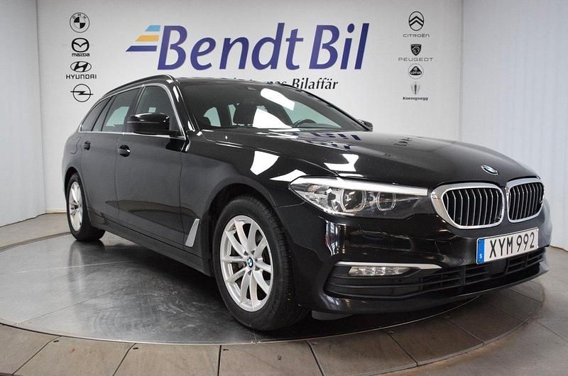 Svart Begagnad 2018 BMW 520 Kombi | 188 900 kr (Marknadspris) - Bild 1/3