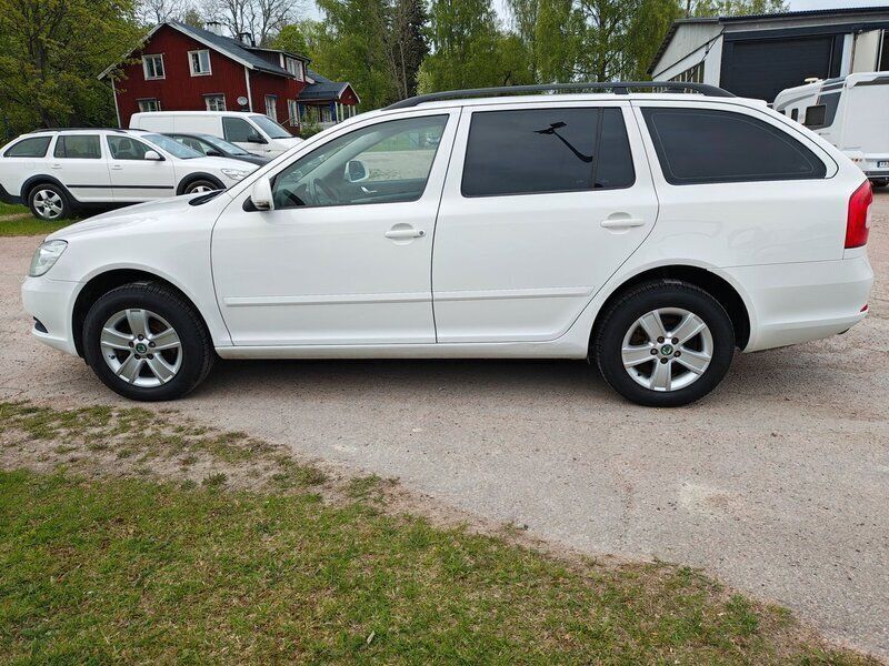 Vit Begagnad 2012 Skoda Octavia Ambiente Kombi | 63 800 kr (Lite dyr) - Bild 1/4