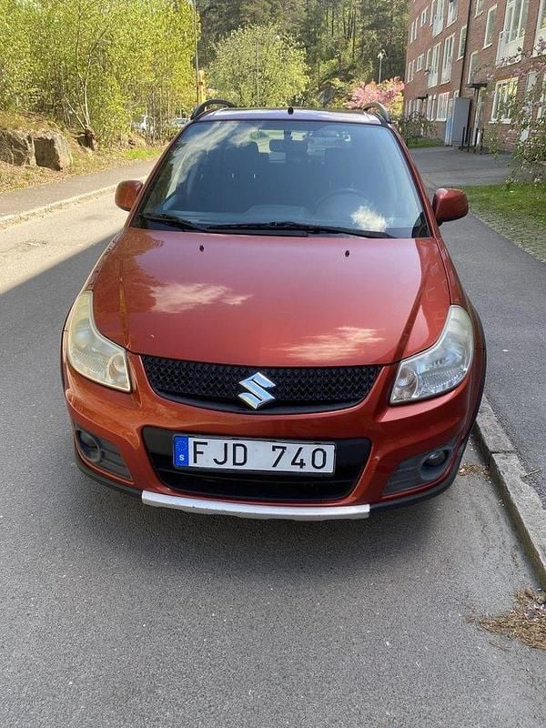 Orange Begagnad 2010 Suzuki SX4 Halvkombi | 41 500 kr (Bra pris) - Bild 1/4