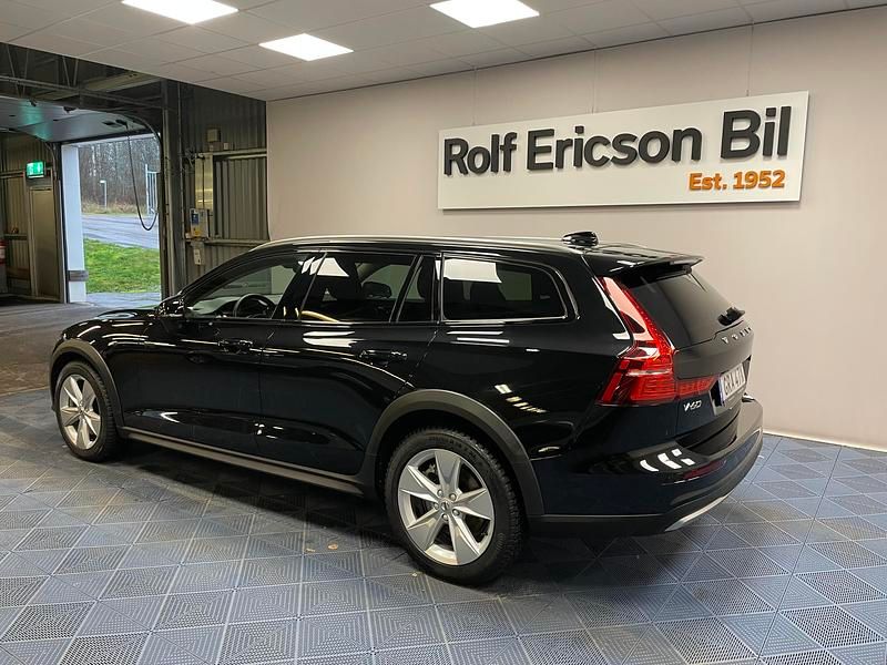 Begagnad Volvo V60 CC Core 253 HK (186 kW) 2024 Svart Kombi