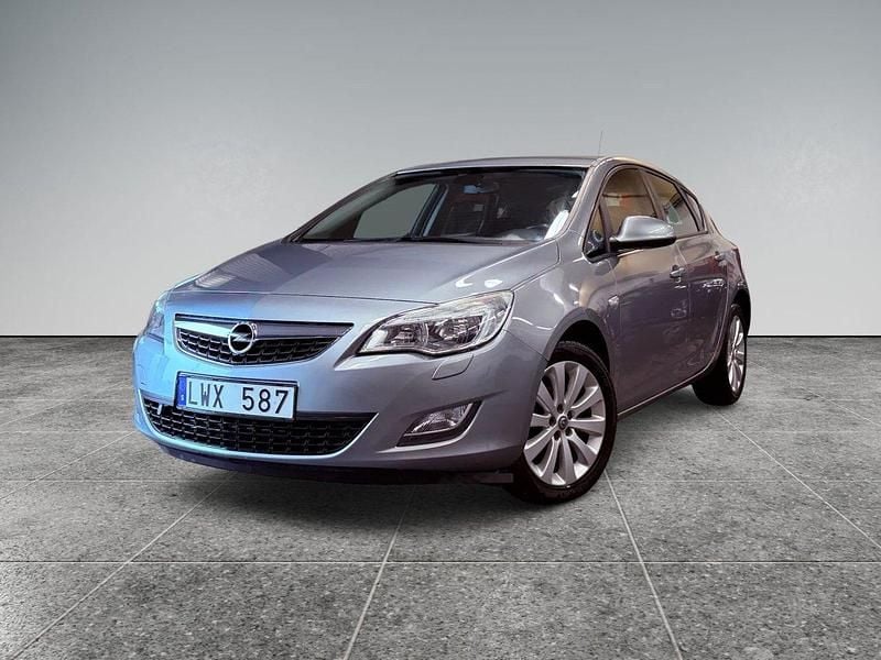 Grå Begagnad 2011 Opel Astra Enjoy Halvkombi | 64 900 kr (Marknadspris) - Bild 1/4