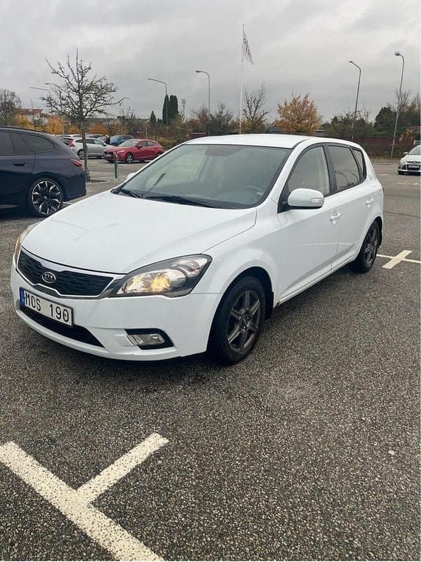 Vit Begagnad 2010 Kia Ceed Halvkombi | 37 000 kr (Bra pris) - Bild 1/4