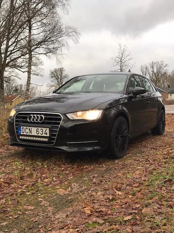 Svart Begagnad 2014 Audi A3 Sportback Halvkombi | 82 000 kr (Marknadspris) - Bild 1/4