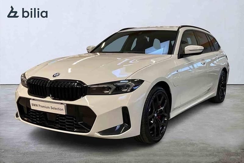 Vit Begagnad 2025 BMW 330e Shadowline Kombi | 558 900 kr - Bild 1/1