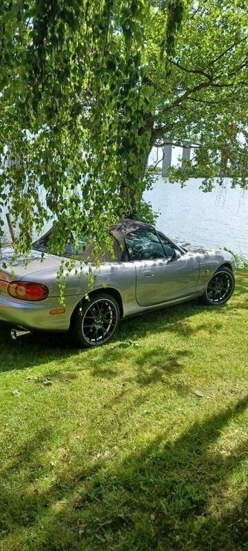 Grå Begagnad 2002 Mazda MX5 Cab | 69 000 kr (Marknadspris) - Bild 1/4