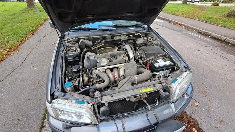 Grå Begagnad 2002 Volvo S40 Sedan | 5 000 kr (Superpris) - Bild 1/4