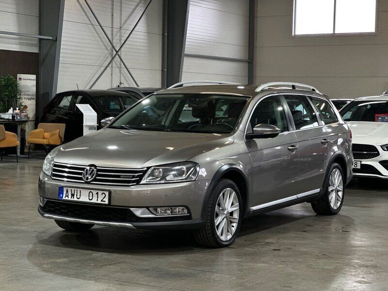 Ljusbrun (brun) Begagnad 2013 VW Passat Alltrack Kombi | 109 900 kr (Marknadspris) - Bild 1/4