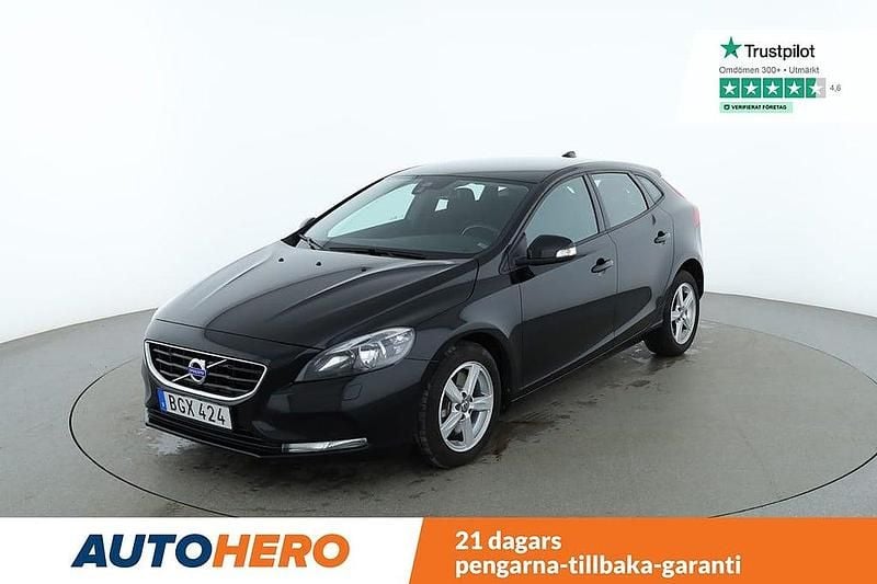 Svart Begagnad 2016 Volvo V40 Kinetic Halvkombi | 143 000 kr (Marknadspris) - Bild 1/4