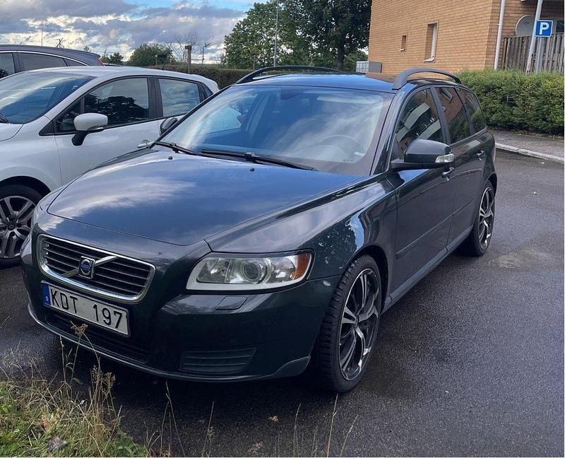 Grå Begagnad 2010 Volvo V50 Kinetic Kombi | 39 900 kr (Marknadspris) - Bild 1/4