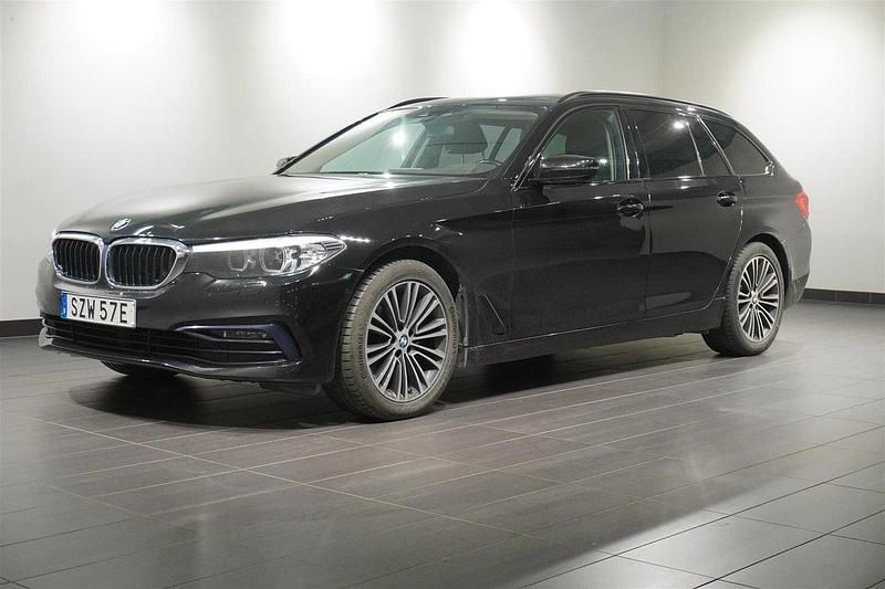 Svart Begagnad 2020 BMW 520 Sport Line Kombi | 289 500 kr (Marknadspris) - Bild 1/2