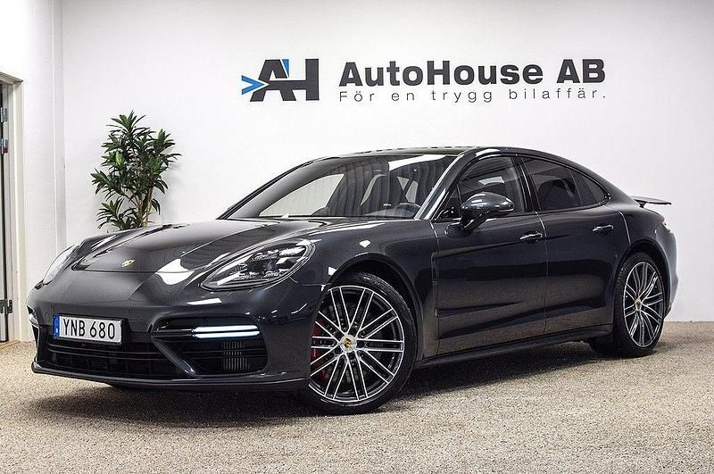Grå Begagnad 2017 Porsche Panamera Turbo Sport Sedan | 899 000 kr (Dyr) - Bild 1/4