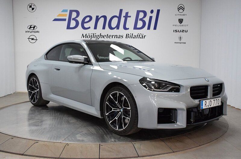 Grå Begagnad 2023 BMW M2 Shadowline Sportkupé | 749 500 kr (Marknadspris) - Bild 1/4