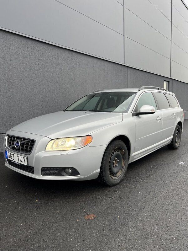 Grå Begagnad 2010 Volvo V70 Momentum Kombi | 95 000 kr (Marknadspris) - Bild 1/4