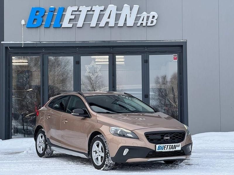 Brun Begagnad 2013 Volvo V40 CC Summum Kombi | 149 900 kr (Bra pris) - Bild 1/4