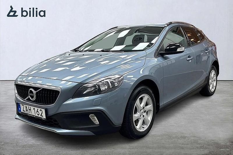Ljusblå Begagnad 2017 Volvo V40 Business Edition Halvkombi | 149 900 kr (Marknadspris) - Bild 1/3