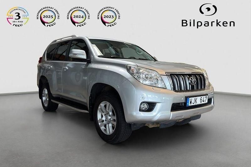 Ljusgrå Begagnad 2012 Toyota Land Cruiser SUV | 259 990 kr (Superpris) - Bild 1/4