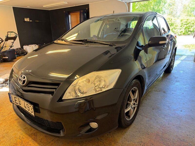 Svart Begagnad 2010 Toyota Auris Plus Halvkombi | 49 999 kr (Marknadspris) - Bild 1/4