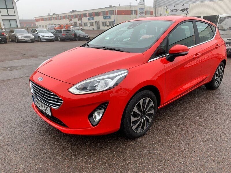 Röd Begagnad 2020 Ford Fiesta Titanium Halvkombi | 89 900 kr (Marknadspris) - Bild 1/4