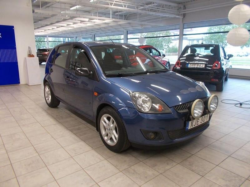 Begagnad Ford Fiesta 81 HK (59 kW) 2006 Blå (jeans blue met) Halvkombi