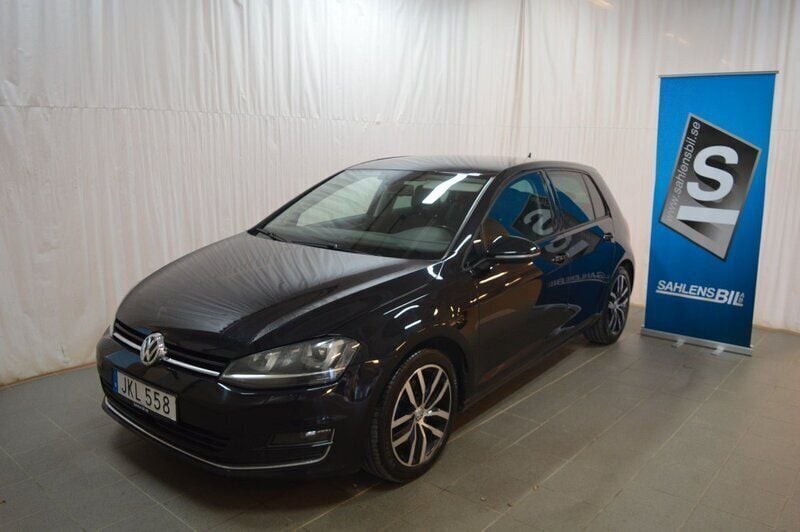 Svart Begagnad 2014 VW Golf VII Halvkombi | 149 000 kr (Dyr) - Bild 1/4