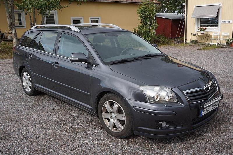 Grå Begagnad 2006 Toyota Avensis Kombi | 59 900 kr (Dyr) - Bild 1/4