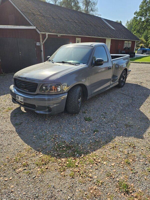 Grå Begagnad 2002 Ford F-150 XLT Pickup | 210 000 kr - Bild 1/4