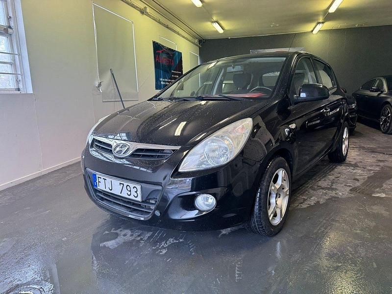 Svart Begagnad 2008 Hyundai i20 Premium Halvkombi | 35 900 kr (Marknadspris) - Bild 1/4