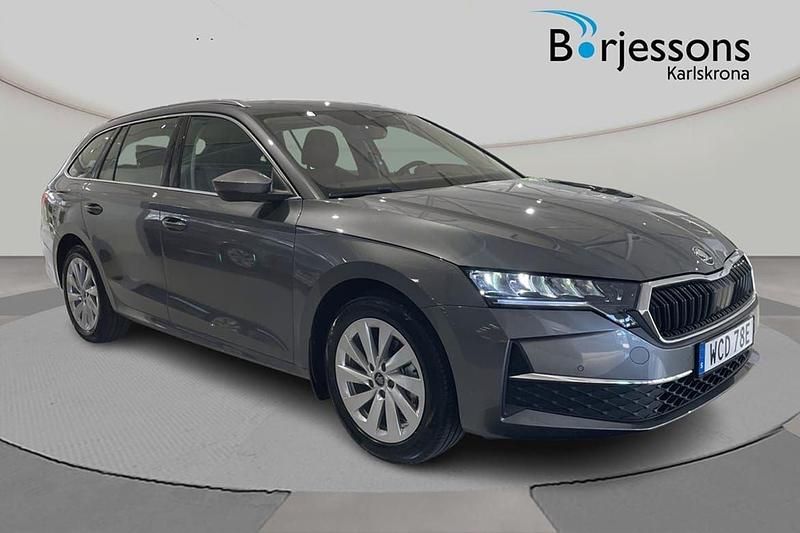 Grå Ny 2025 Skoda Octavia Selection Kombi | 339 000 kr (Lite dyr) - Bild 1/4