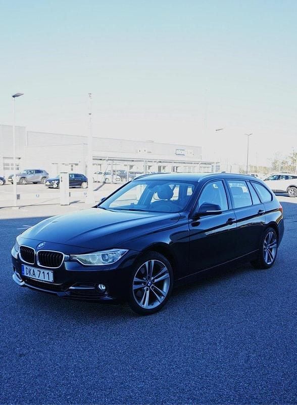 Svart Begagnad 2015 BMW 320 Sport Line Kombi | 160 000 kr (Bra pris) - Bild 1/4
