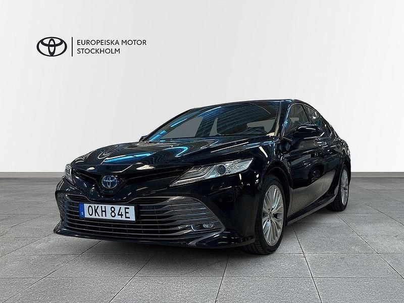 Svart Begagnad 2019 Toyota Camry Hybrid Executive Sedan | 239 900 kr (Marknadspris) - Bild 1/4