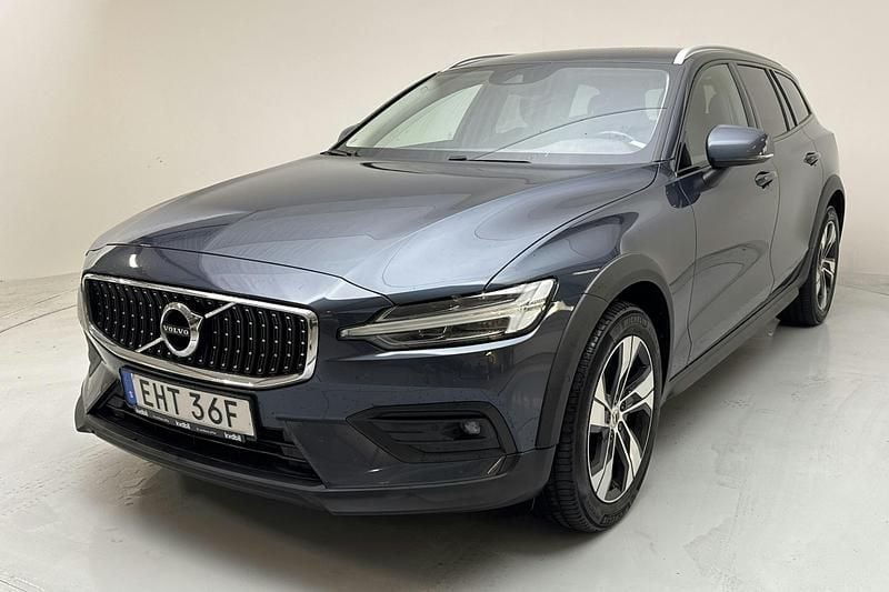 Mörkblå Begagnad 2022 Volvo V60 CC Momentum Kombi | 300 000 kr (Marknadspris) - Bild 1/4