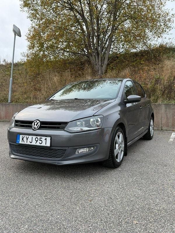 Grå Begagnad 2011 VW Polo Halvkombi | 59 900 kr (Bra pris) - Bild 1/4